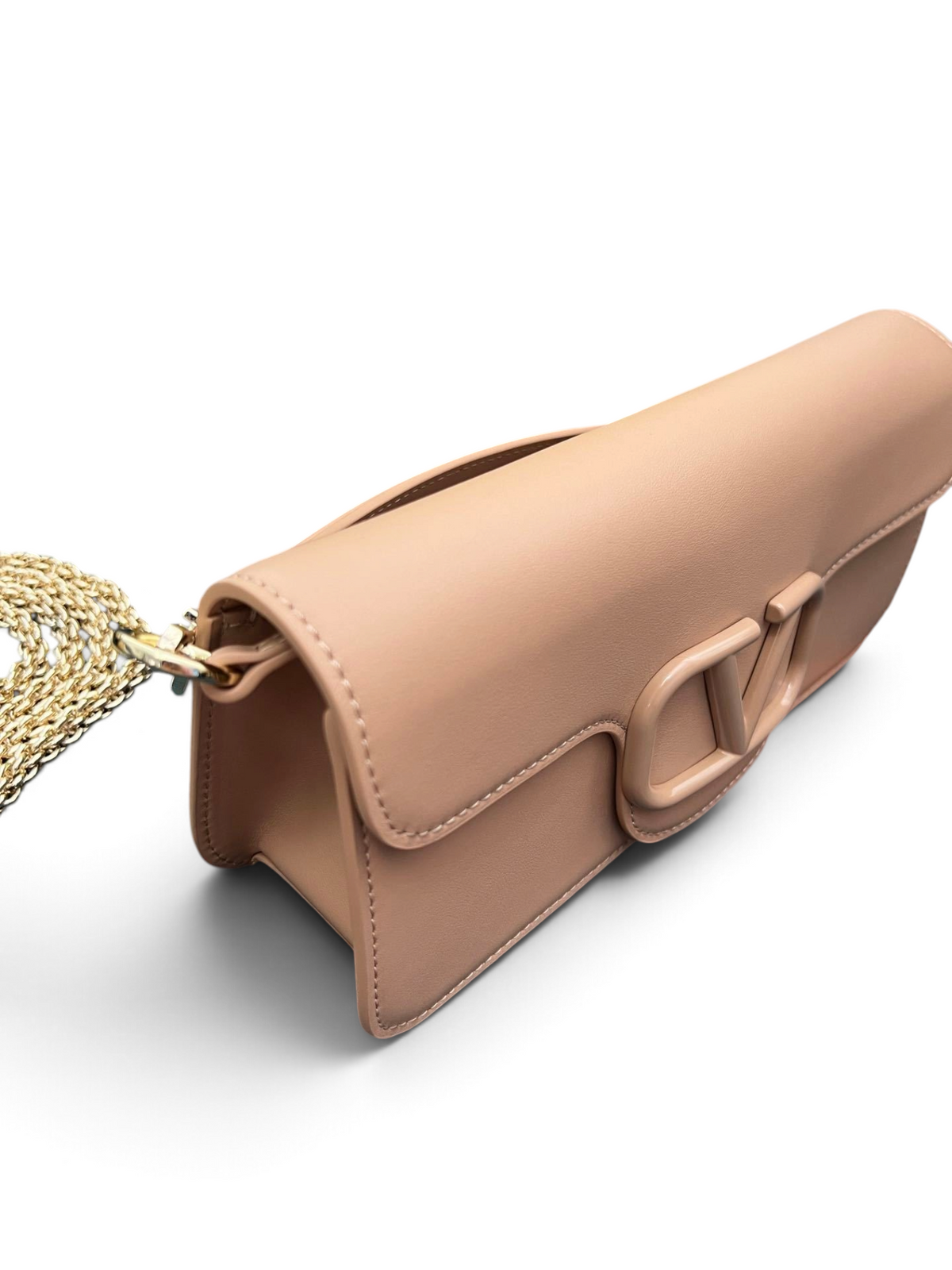 SWORD LUXURY Valentino Garavani VLogo Signature bej deri çanta, altın rengi zincir askılı ve ikonik V logo detaylı.