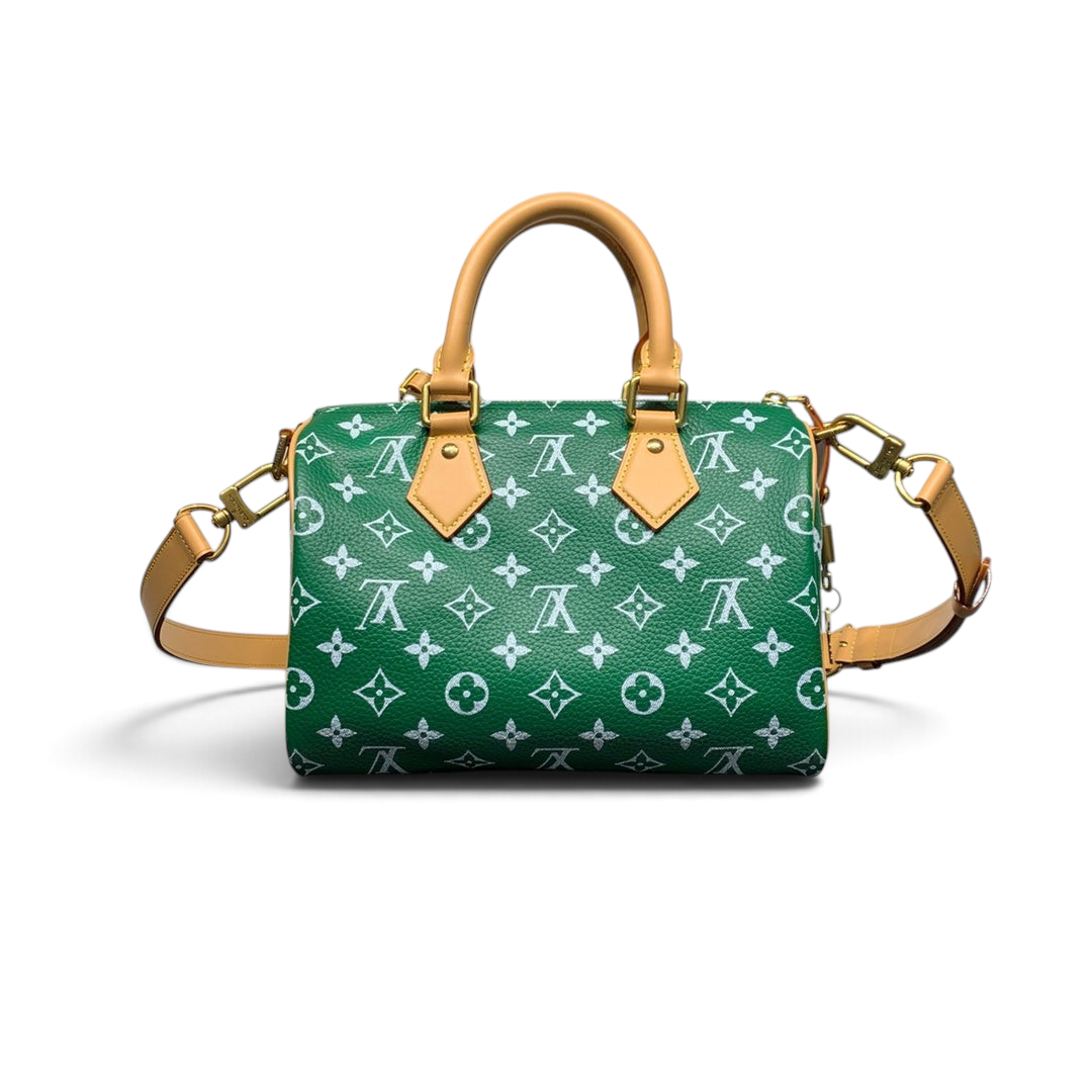 SWORD LUXURY Speedy Bandoulière 25 çanta, yeşil monogram kabartmalı deri, altın tonlu donanım ve doğal deri saplar.