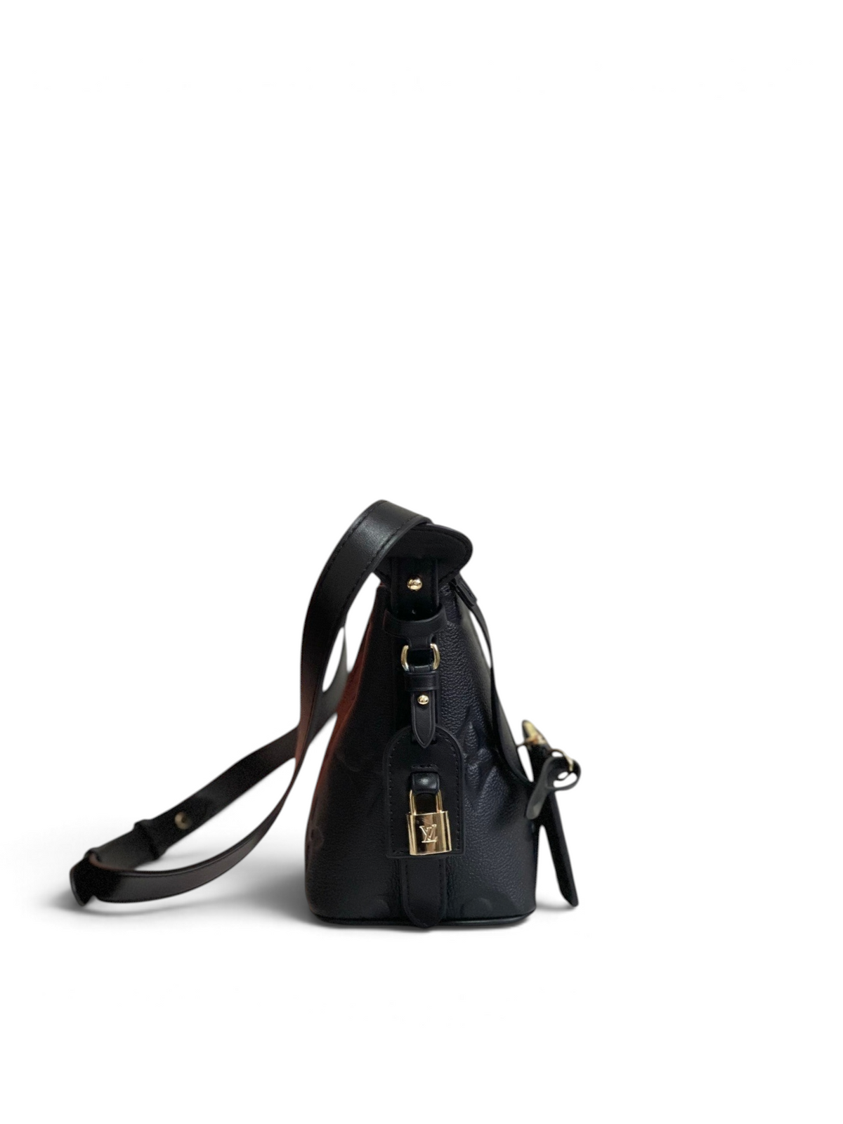 SWORD LUXURY siyah Monogram Empreinte deri All-In BB çanta, altın tonlu kilit detayı ve ayarlanabilir askı ile yan görünüm