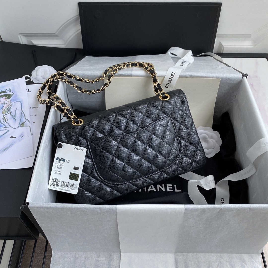 SWORD LUXURY siyah kapitone caviar deri Chanel çanta, altın zincir askılı ve orijinal kutusunda sunuluyor.