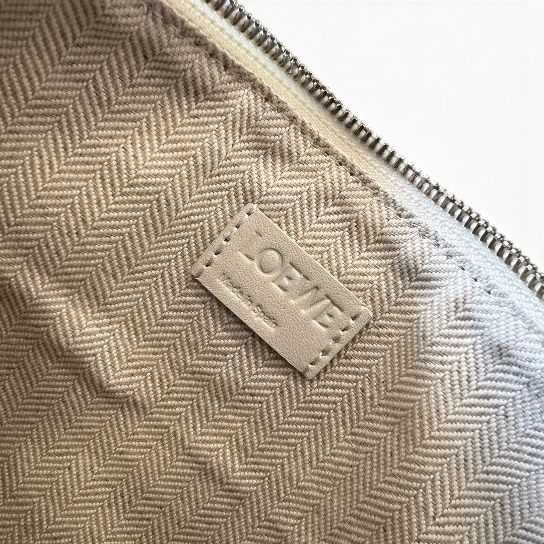 SWORD LUXURY Loewe Mini Hammock çanta iç astarı, süet dokulu kumaş ve kabartmalı deri logo detayı.
