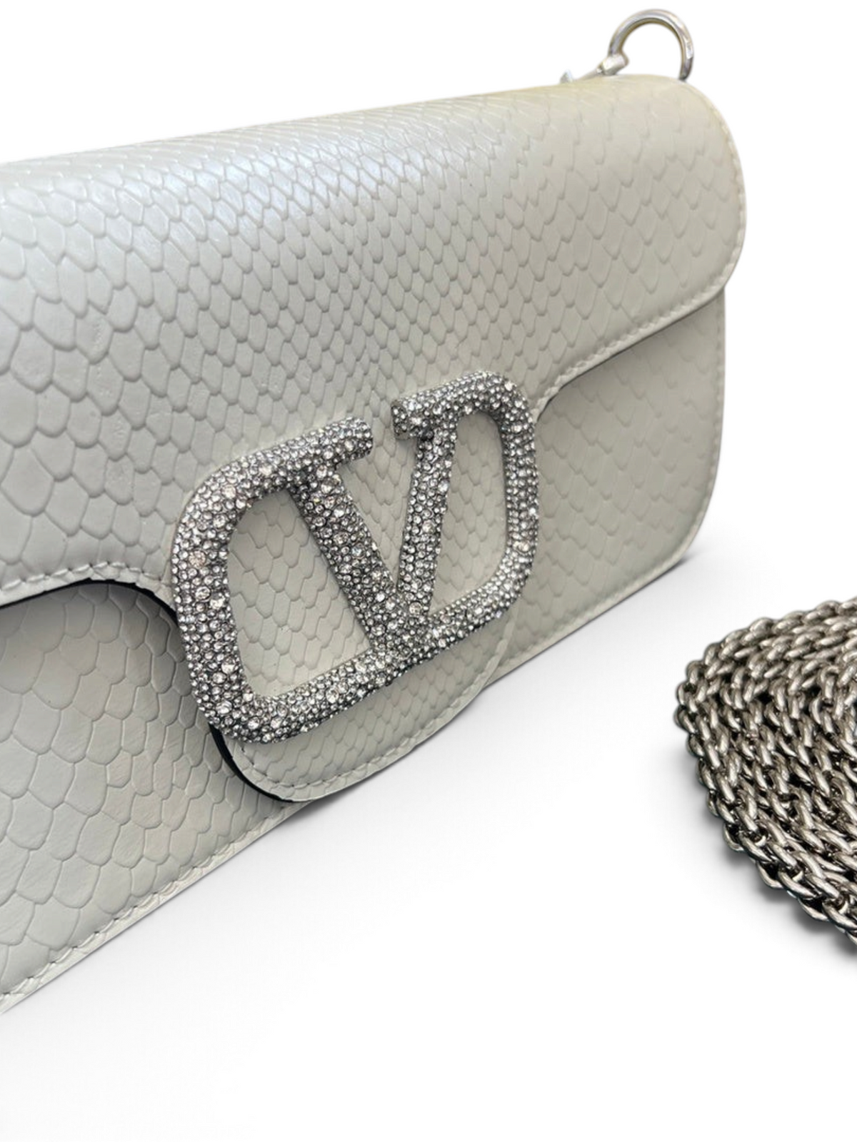 SWORD LUXURY Valentino Garavani VLogo beyaz Ayers deri çanta, kristal süslemeli logo ve zincir askı detayı ile.