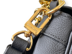 SWORD LUXURY Louis Vuitton Favorite çanta, siyah deri üzerinde altın tonlu metal zincir ve LV detaylı kilit mekanizması.