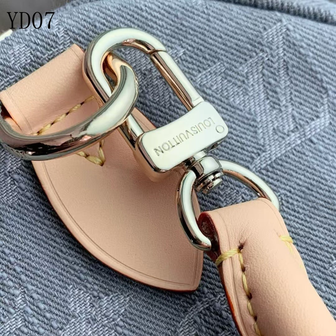 SWORD LUXURY Monogram Denim Speedy Soft 30 çanta üzerinde altın tonlu metal donanım ve doğal deri detaylar.