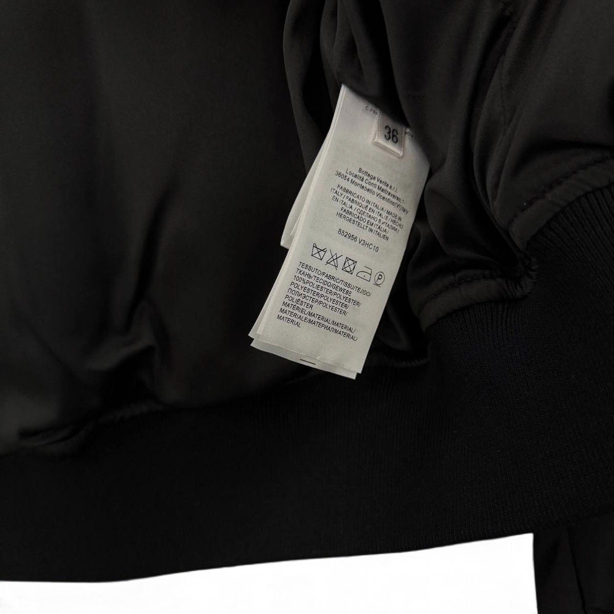 SWORD LUXURY markalı siyah naylon bomber ceket iç etiket ve bakım talimatları detayı