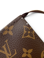 SWORD LUXURY Toiletry Pouch 26, ikonik kahverengi monogram kanvas detayları ve kaliteli dikiş yapısı ile yakın çekim.