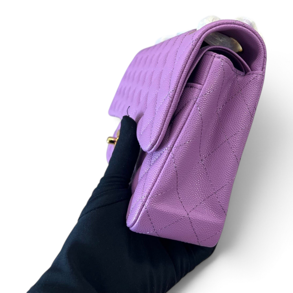 SWORD LUXURY lila rengi kapitone desenli caviar deri Chanel Classic Double Flap çanta yan görünümü