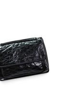 SWORD LUXURY imzalı, siyah crinkle deri dokulu, ikonik YSL logolu ve kapitone detaylı şık Saint Laurent Niki omuz çantası.