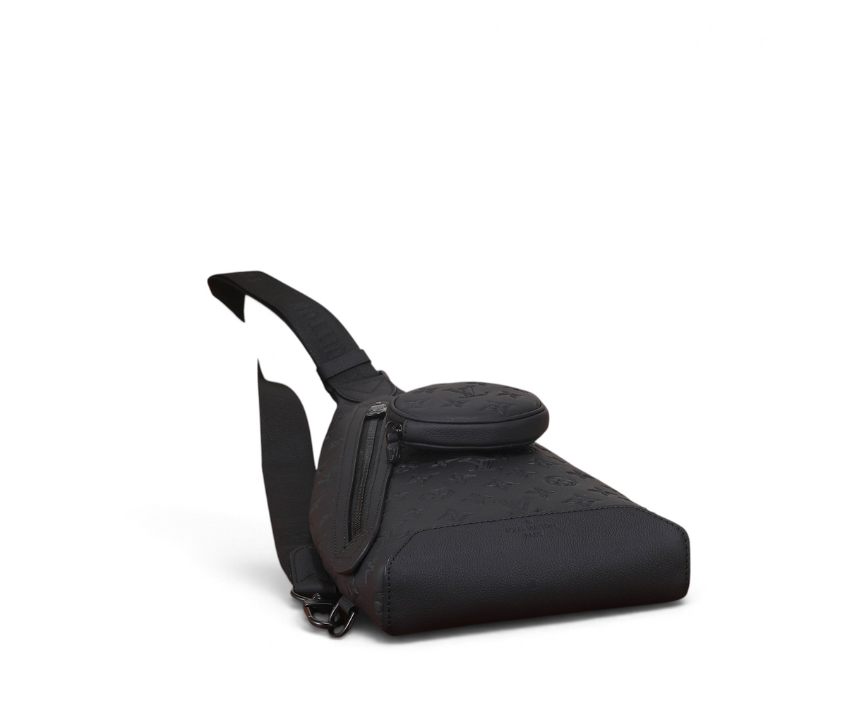 SWORD LUXURY siyah kabartmalı monogram deri askılı çanta, çıkarılabilir bozuk para cüzdanı ve ayarlanabilir kayışlı.