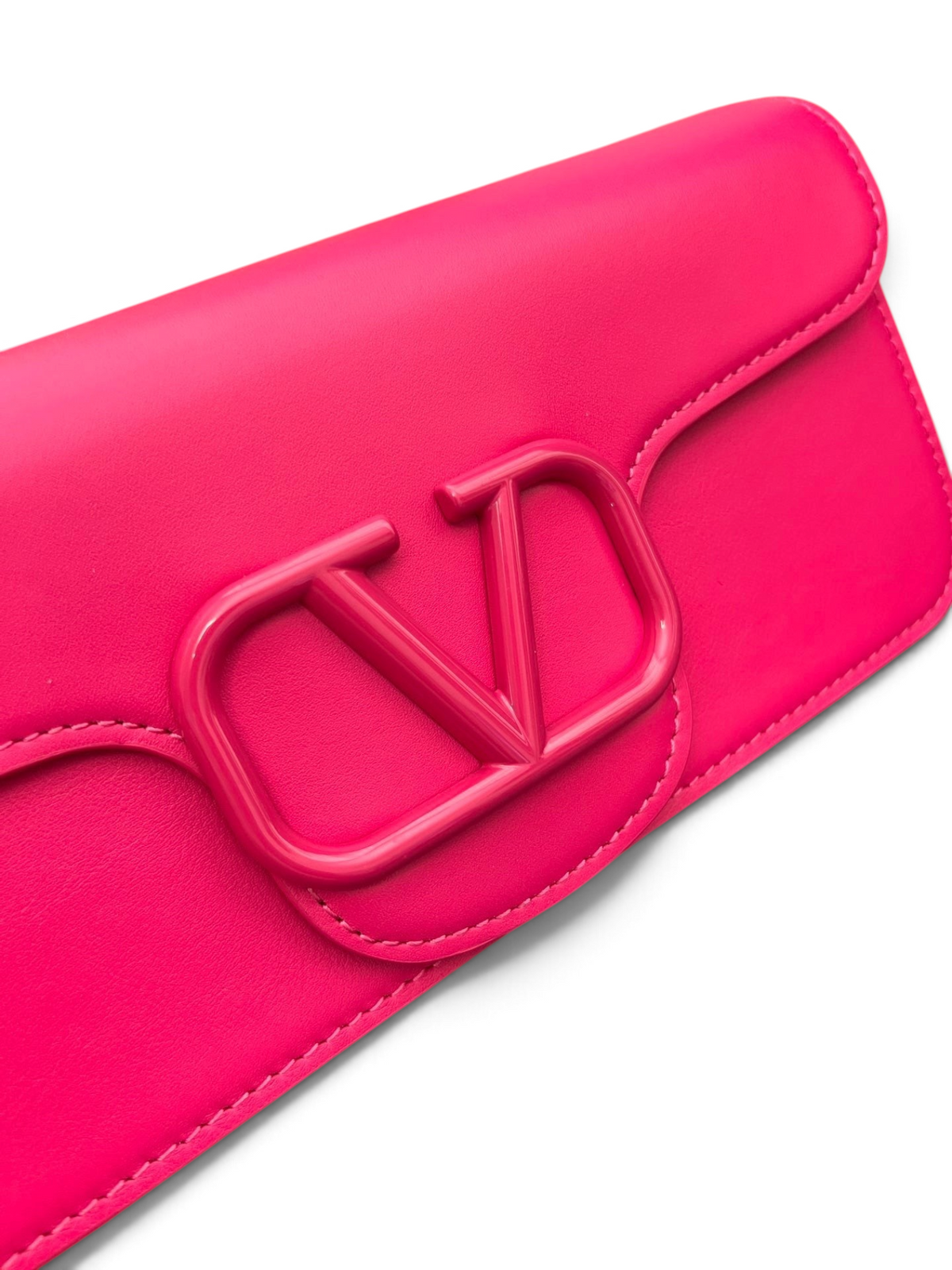 SWORD LUXURY Valentino Garavani VLogo Signature çanta, canlı pembe deri tasarımı ve ikonik V logo detayıyla.