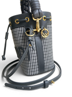 SWORD LUXURY Fendi Mini Mon Tresor bucket çanta, siyah beyaz ekose desenli kumaş, deri detaylar ve altın tonlu donanım.