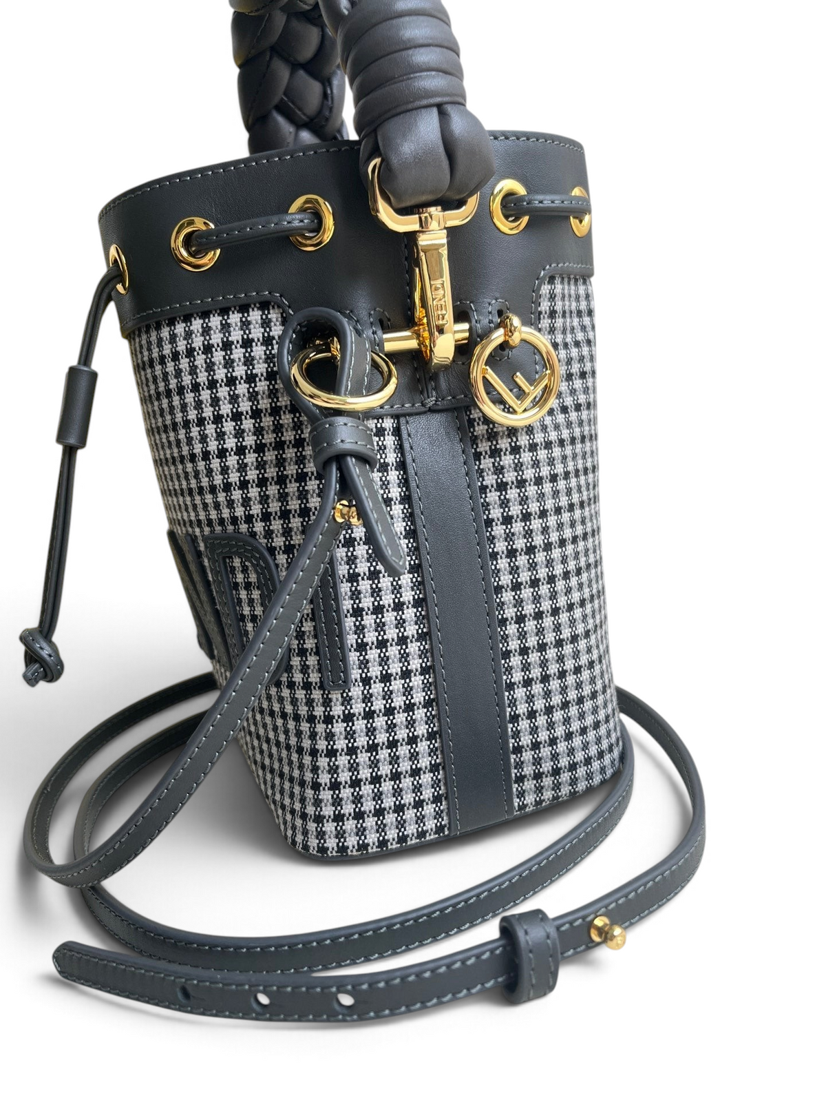 SWORD LUXURY Fendi Mini Mon Tresor bucket çanta, siyah beyaz ekose desenli kumaş, deri detaylar ve altın tonlu donanım.