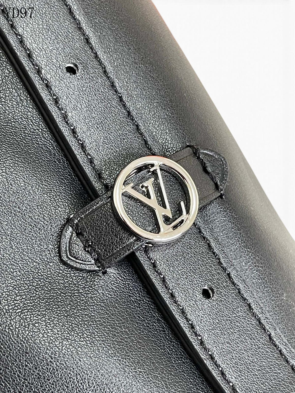 SWORD LUXURY CarryAll Vibe omuz çantası üzerinde gümüş tonlu LV logolu metal toka detayı ve siyah deri dokusu.