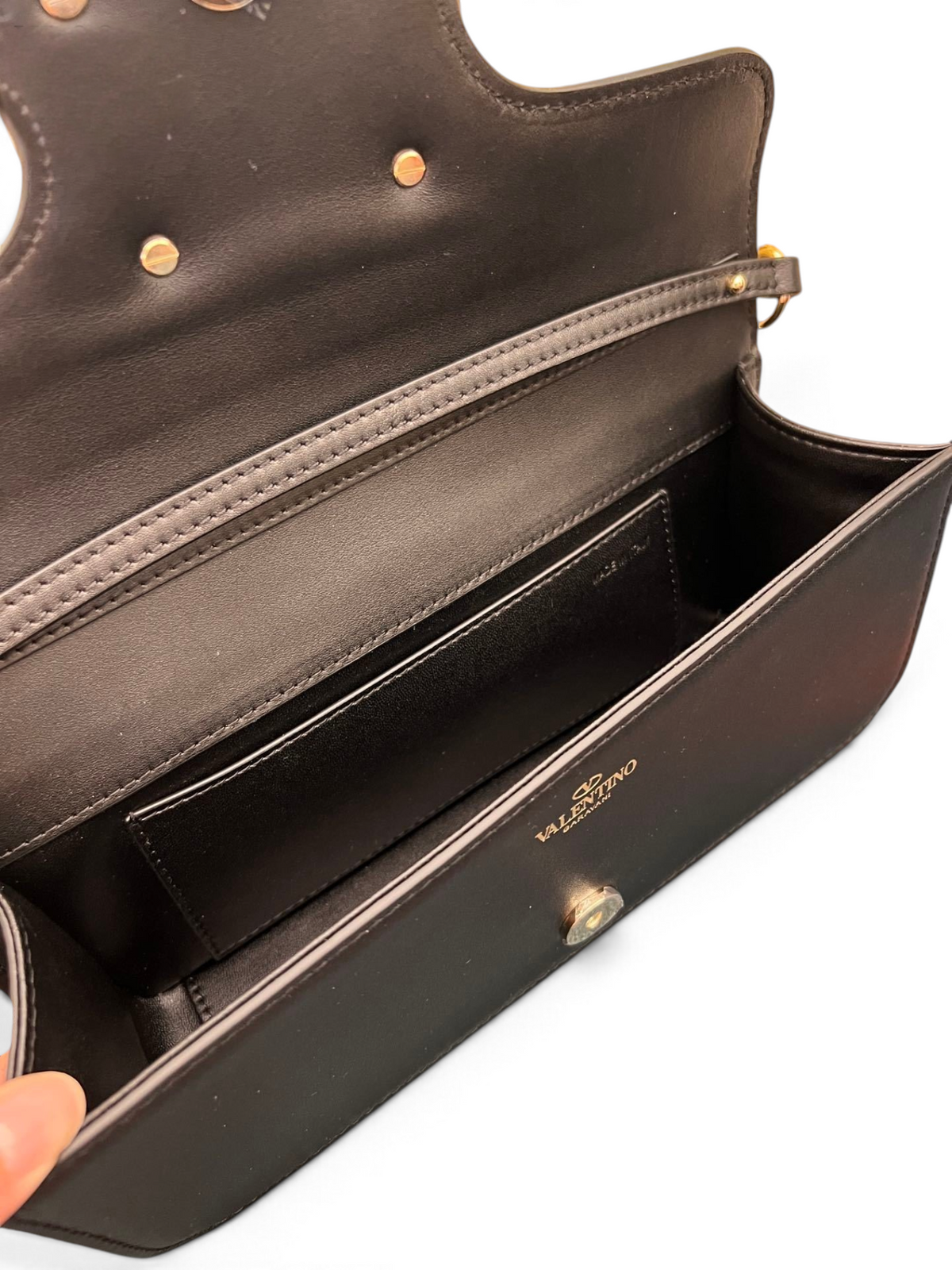 SWORD LUXURY Valentino Garavani VLogo Signature çanta, siyah deri iç detayları ve metalik logo baskısı ile.