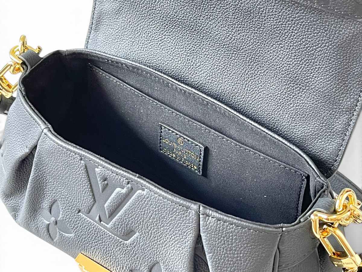 SWORD LUXURY Louis Vuitton Favorite çanta, siyah deri iç kısım, altın tonlu donanım ve kabartmalı monogram detaylı.