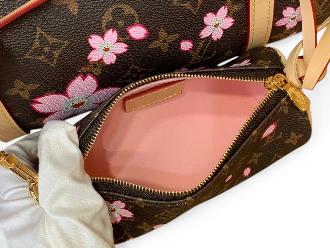 SWORD LUXURY Louis Vuitton x Murakami Papillon çanta, pembe iç astarlı ve ikonik kiraz çiçeği desenli monogram kanvas.