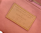 SWORD LUXURY Louis Vuitton x Murakami OnTheGo PM çanta iç kısmında pembe astar üzerinde özel deri logo etiketi