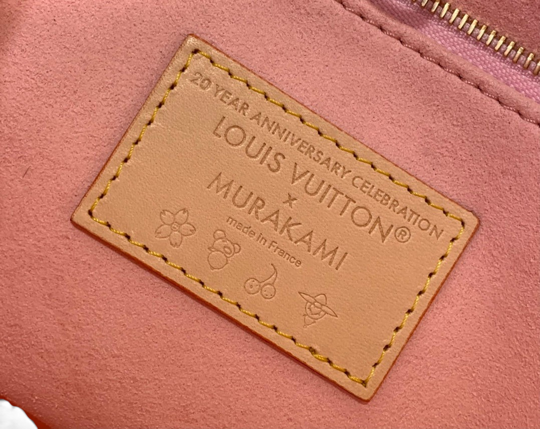 SWORD LUXURY Louis Vuitton x Murakami OnTheGo PM çanta iç kısmında pembe astar üzerinde özel deri logo etiketi