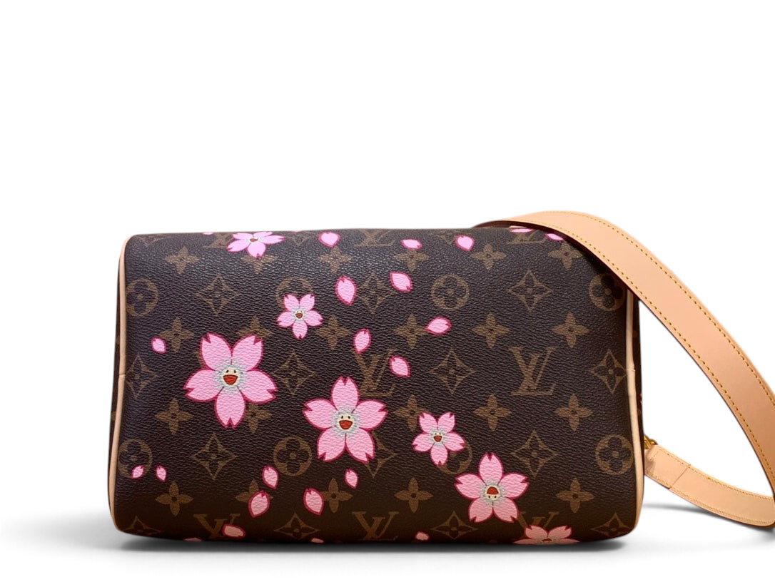 SWORD LUXURY Louis Vuitton x Takashi Murakami Speedy 25 çanta, ikonik Monogram kanvas ve pembe Cherry Blossom desenli.