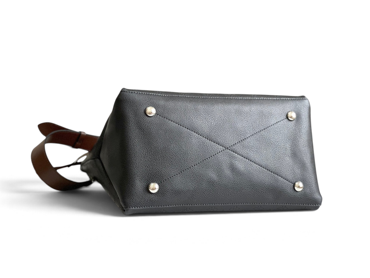 SWORD LUXURY Beaubourg Hobo MM çanta, gümüş tonlu metal ayaklara sahip siyah deri alt taban detayı.