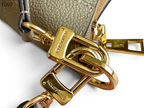 SWORD LUXURY Louis Vuitton Mini Moon çanta, krem rengi Monogram Empreinte deri ve parlak altın tonlu metal detaylar.