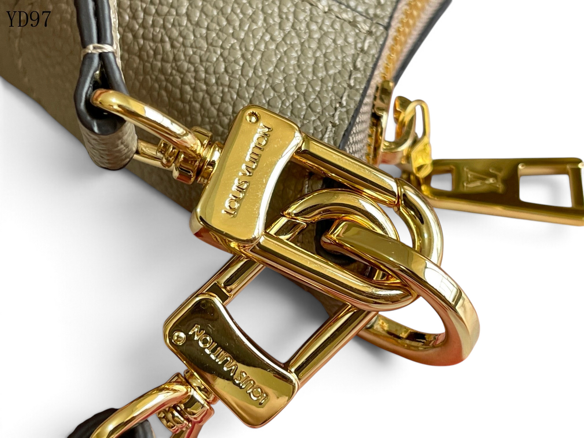 SWORD LUXURY Louis Vuitton Mini Moon çanta, krem rengi Monogram Empreinte deri ve parlak altın tonlu metal detaylar.