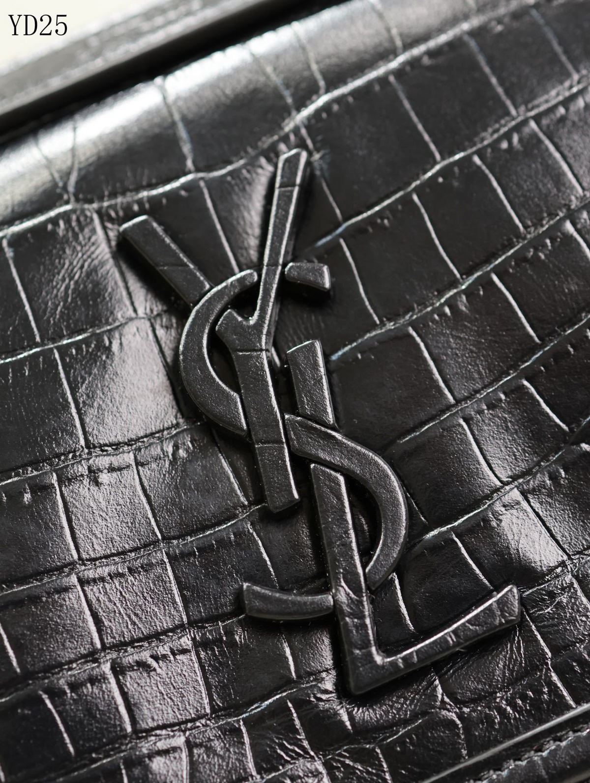 SWORD LUXURY siyah timsah derisi görünümlü Saint Laurent Niki çanta, ön kısımda ton sür ton YSL logo detayı ile.