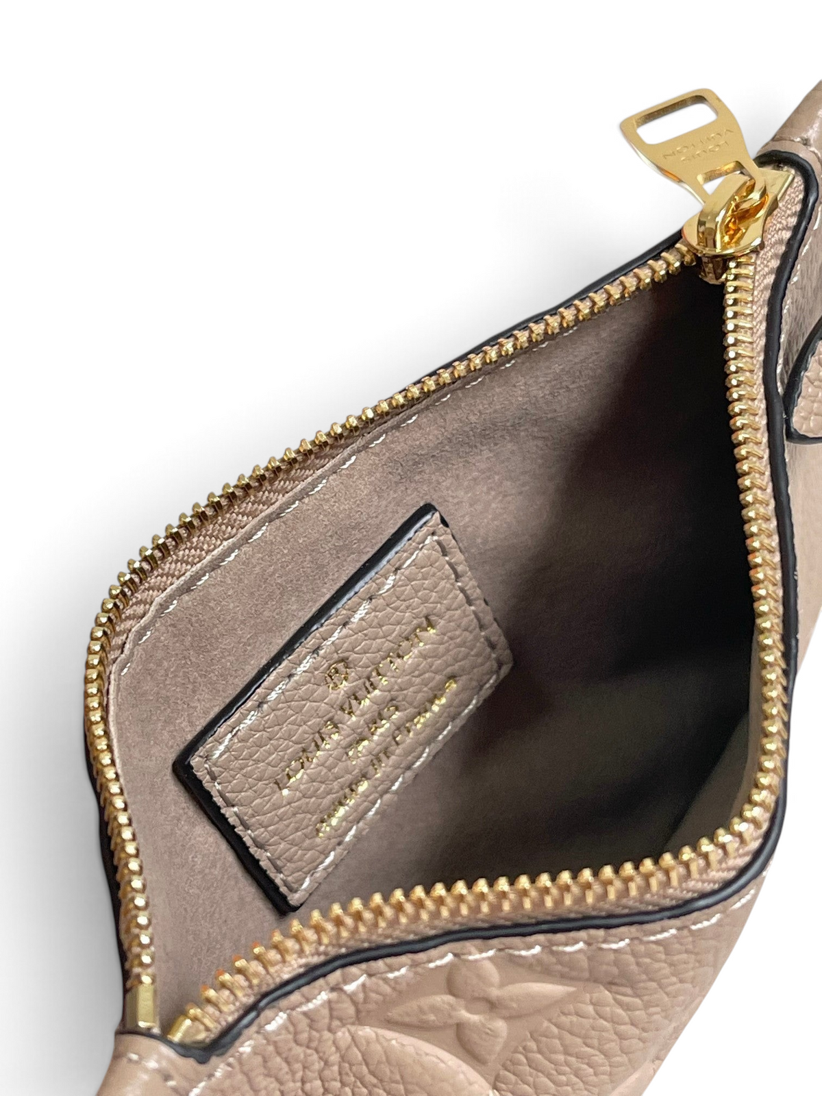 SWORD LUXURY Louis Vuitton Bundle Bag taupe Monogram Empreinte deri fermuarlı iç çanta detayı