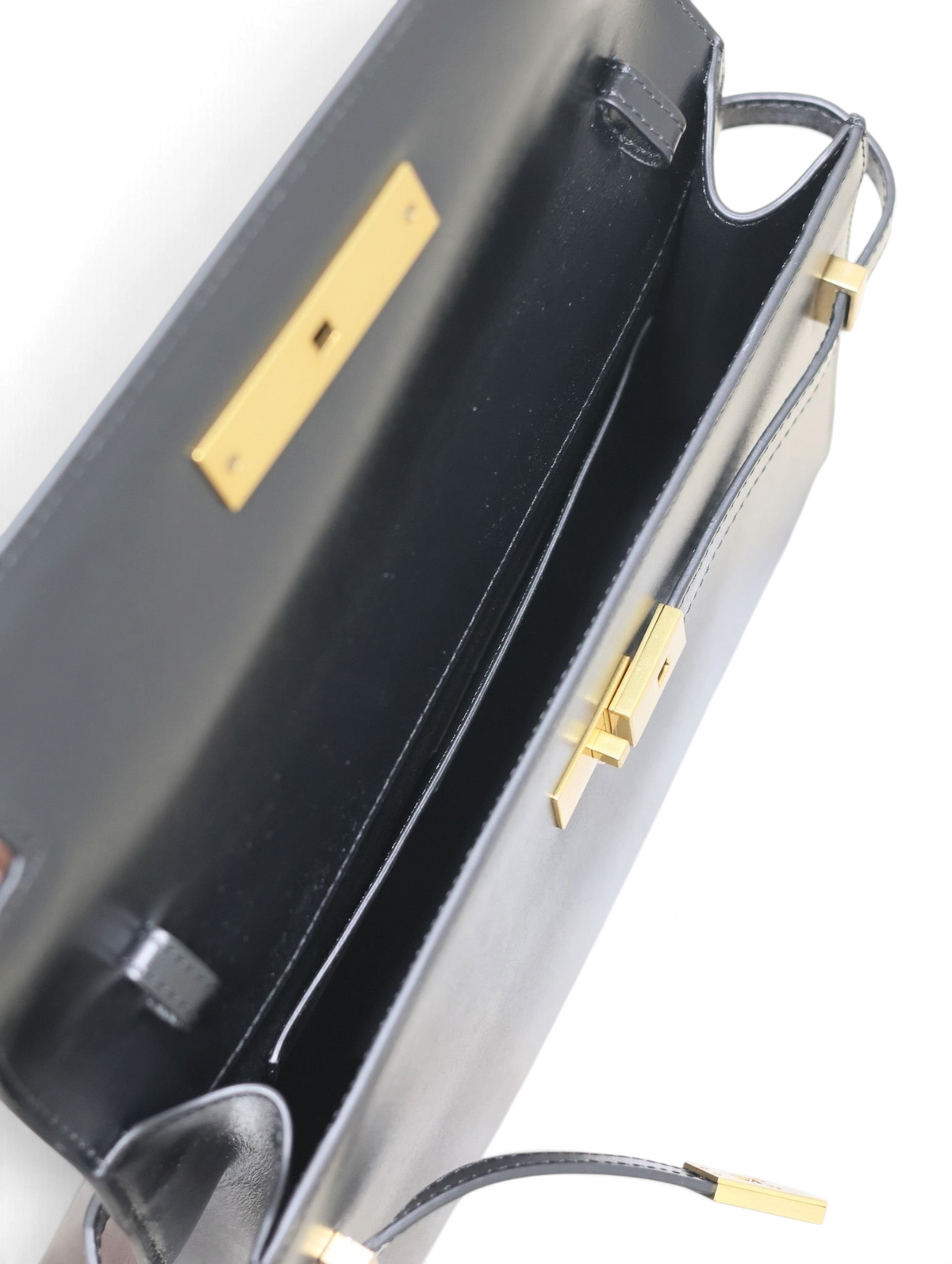 SWORD LUXURY siyah deri çanta, altın renkli metal kilit ve zincir askı detaylı, iç bölmeli şık tasarım.