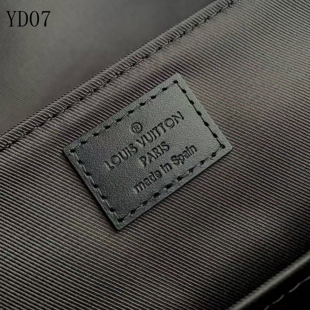 SWORD LUXURY Voyager Messenger çanta iç kısmında yer alan Louis Vuitton kabartmalı siyah deri logo etiketi detayı.