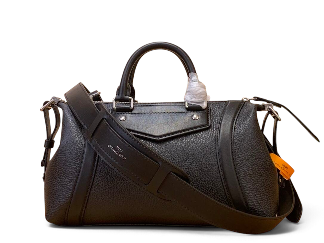 SWORD LUXURY Louis Vuitton Biker Bag, siyah deri, ayarlanabilir askılı ve metal detaylı şık el ve omuz çantası.