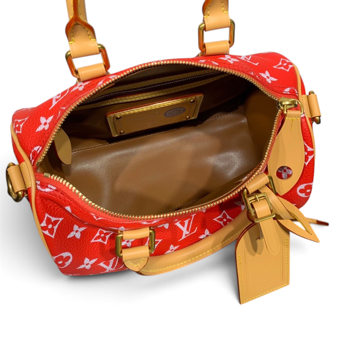 SWORD LUXURY Speedy Bandoulière 25 çanta, kırmızı monogram kabartmalı deri, altın donanım ve iç astar detaylı.