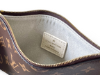 SWORD LUXURY Low Key Hobo çanta iç detayı, bej deri etiket ve altın tonlu fermuar ile monogramlı iç astar.