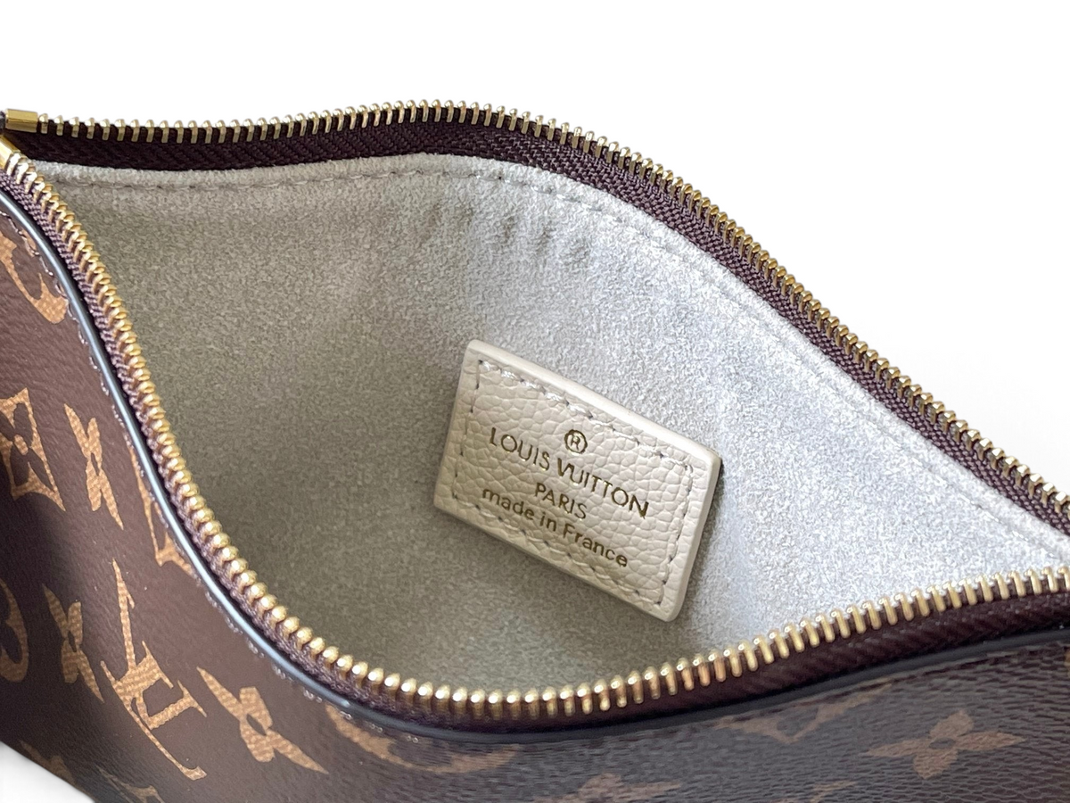 SWORD LUXURY Low Key Hobo çanta iç detayı, bej deri etiket ve altın tonlu fermuar ile monogramlı iç astar.