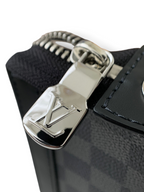 SWORD LUXURY Pochette Voyage clutch çanta üzerinde gümüş renkli metal fermuar detayı ve Damier Graphite kanvas dokusu