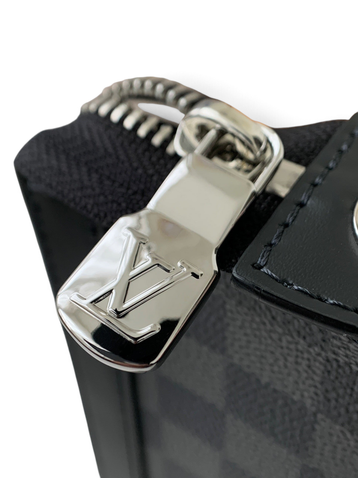 SWORD LUXURY Pochette Voyage clutch çanta üzerinde gümüş renkli metal fermuar detayı ve Damier Graphite kanvas dokusu