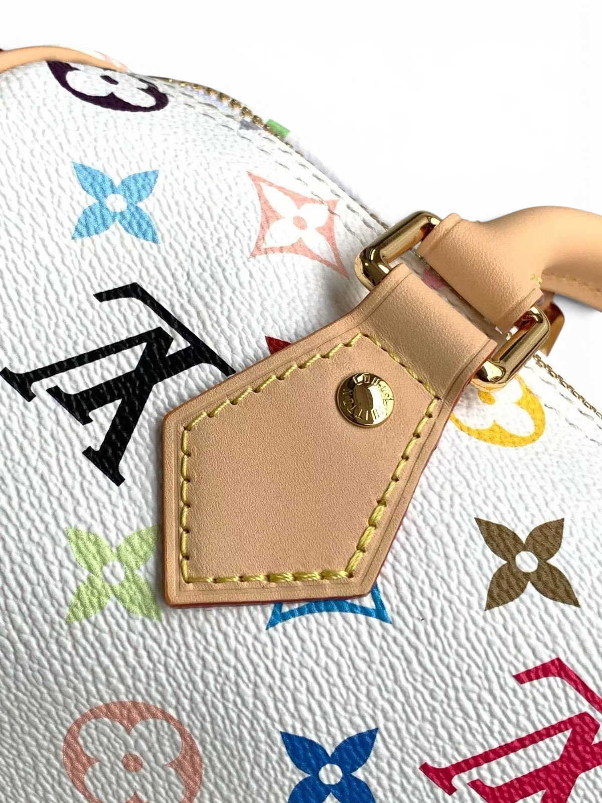 SWORD LUXURY Speedy Bandoulière 25, beyaz kanvas üzerine renkli monogram desenli, deri detaylı ve altın donanımlı çanta