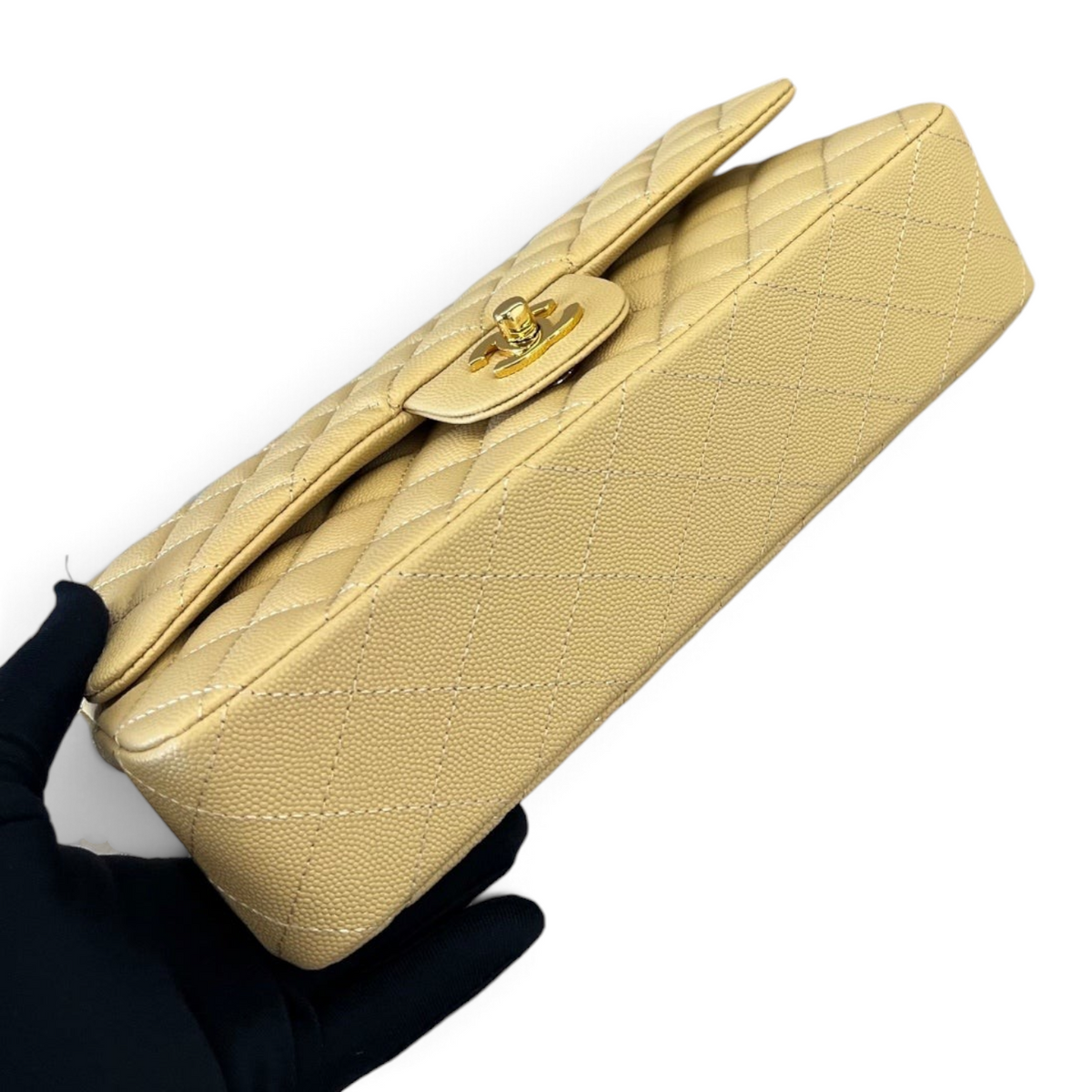 SWORD LUXURY bej renkli, kapitone desenli, caviar deri Chanel Classic Double Flap çanta, altın tonlu CC kilit detaylı.
