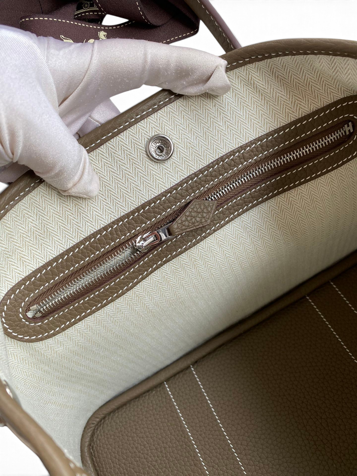 SWORD LUXURY Hermès Garden Party 30 çanta iç detayı, fermuarlı bölme, kanvas astar ve deri süslemeler.