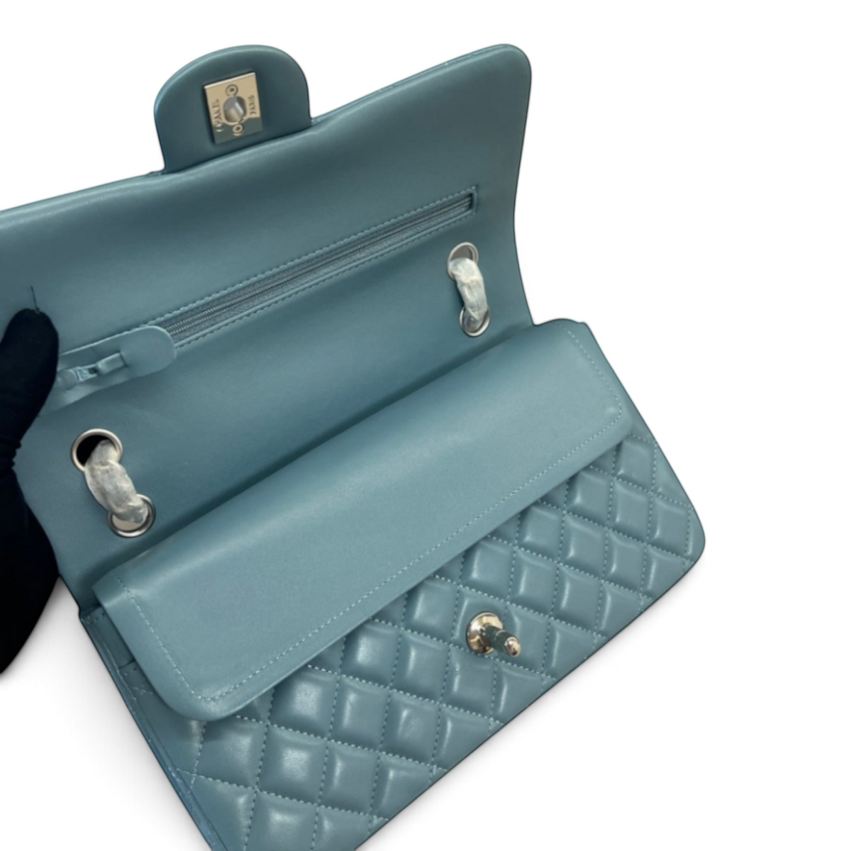 SWORD LUXURY Chanel 2.55 Classic Double Flap çanta, lila rengi kapitone kuzu derisi ve metal zincir askı detaylı.