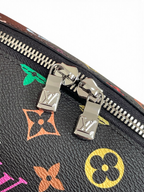 SWORD LUXURY siyah kanvas makyaj çantası, renkli LV monogram desenli ve gümüş renkli çift fermuarlı detaylı.