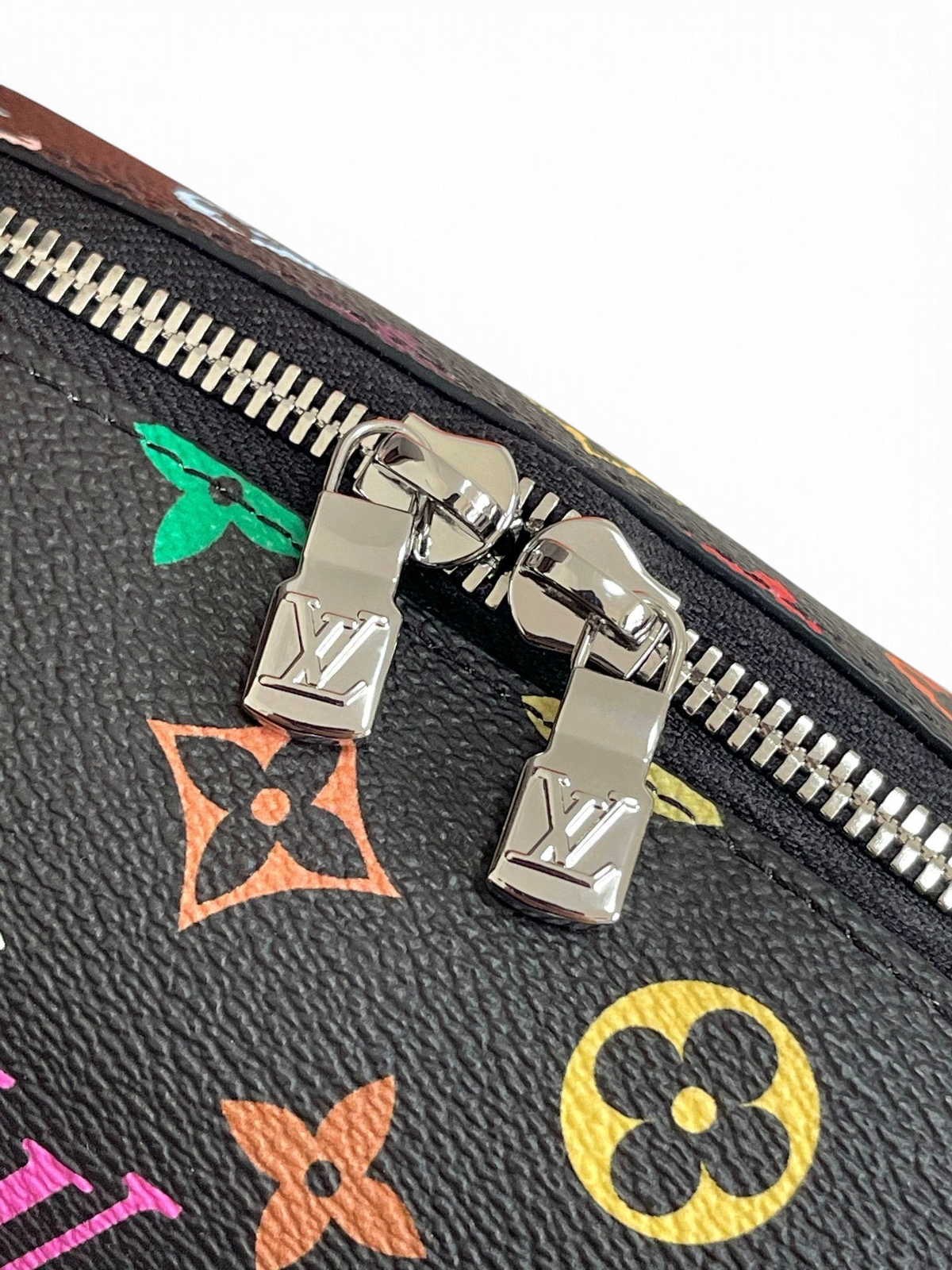 SWORD LUXURY siyah kanvas makyaj çantası, renkli LV monogram desenli ve gümüş renkli çift fermuarlı detaylı.