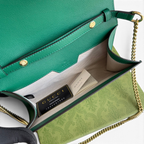 SWORD LUXURY yeşil deri Gucci çanta, altın zincir askı, bambu sap detayı ve iç kısmında orijinallik kartı ile görünümü.