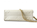 SWORD LUXURY Louis Vuitton OnTheGo East West çanta, krem rengi kabartmalı Monogram Empreinte deri ve altın zincir detaylı