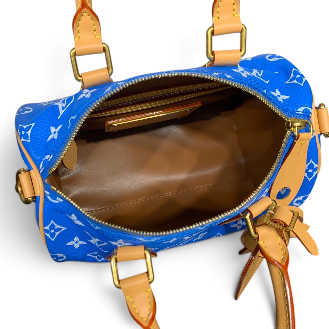 SWORD LUXURY Speedy Bandoulière 25 çanta, mavi monogram kabartmalı deri, altın donanım ve iç astar görünümü.