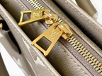 SWORD LUXURY Louis Vuitton OnTheGo East West çanta üzerinde altın tonlu LV işlemeli fermuar detayı