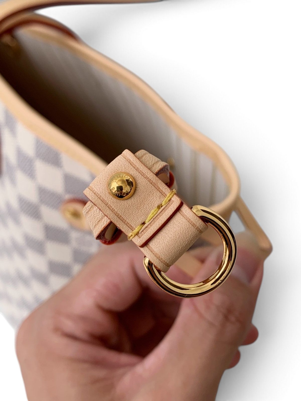 SWORD LUXURY Neverfull MM çanta üzerinde altın rengi metal halka detayı ve açık renkli deri süslemeler.