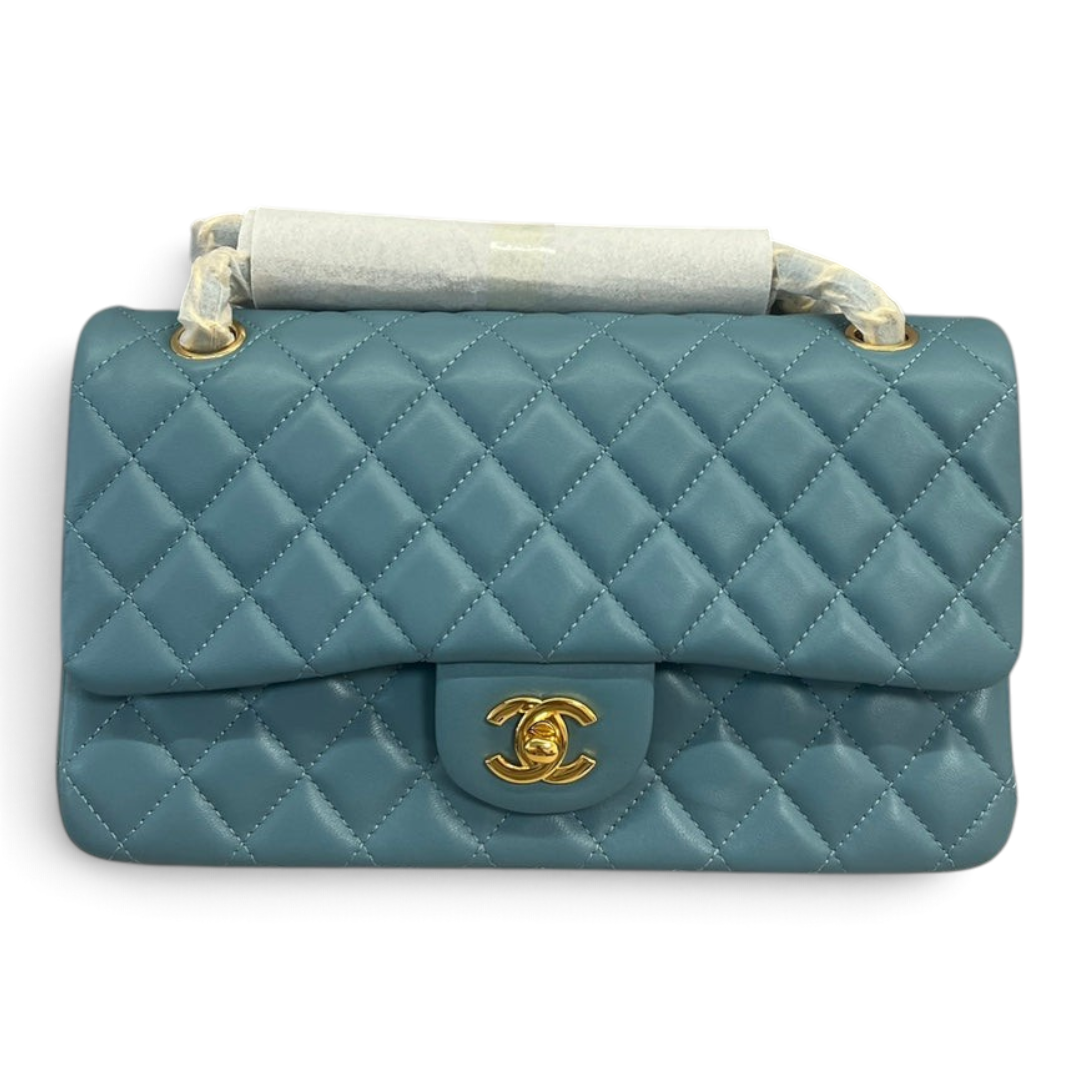 SWORD LUXURY marka, elmas kapitone desenli, mavi kuzu derisi Chanel Classic Double Flap çanta ve altın donanım.