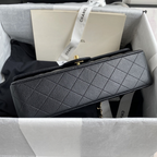 SWORD LUXURY siyah kapitone caviar deri Chanel çanta, altın donanımlı ve kutu içerisinde sunulmuş.
