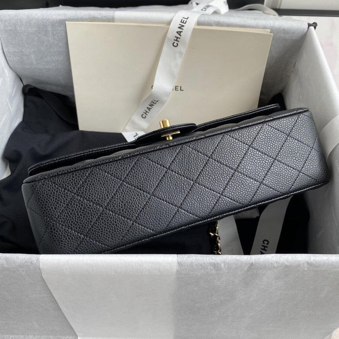 SWORD LUXURY siyah kapitone caviar deri Chanel çanta, altın donanımlı ve kutu içerisinde sunulmuş.